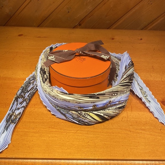 No Callouts Boxed Scarf Astrologie Plisse 90 Hermes - Picture 2 of 5